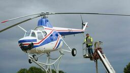 Helikopter ze Świdnika wrócił na cokół. Maszyna przeszła gruntowny remont [zdjęcia]