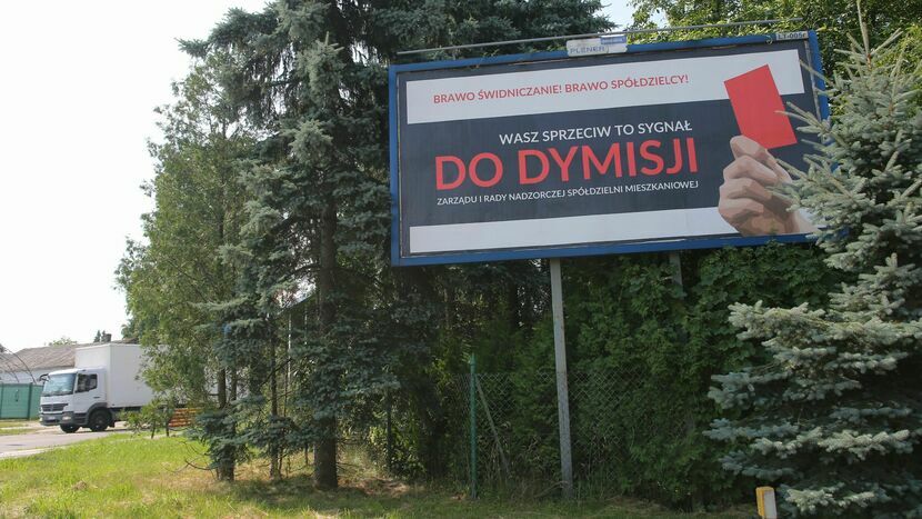 Przy wjeździe do Świdnika, u zbiegu al. Jana Pawła II, Solidarności i Lotników Polskich, jest billboard, który odnosi się do wyników głosowań spółdzielców na Walnym Zgromadzeniu, wzywający zarząd i radę nadzorczą spółdzielni do dymisji