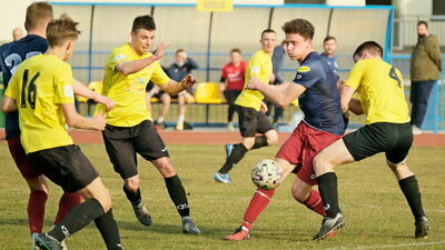 Piłkarze Orionu Niedrzwica (żółte stroje) w pierwszej kolejce pojadą do Drzewiec

