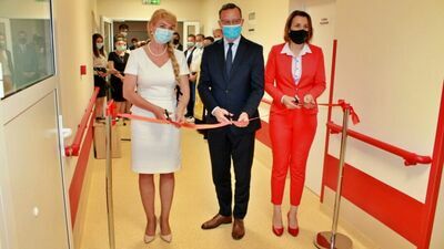Przecięcie wstęgi na oddziale neurologii po remoncie. Jego ordynatorem jeszcze niedawno była Anna Gałecka-Adamowicz, która teraz do pracy wrócić już nie może