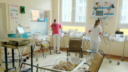 Od 1 lipca zasadnicza pensja dla położnej wynosi w zależności od wykształcenia od 3722 do 5477 zł brutto