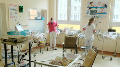 Od 1 lipca zasadnicza pensja dla położnej wynosi w zależności od wykształcenia od 3722 do 5477 zł brutto