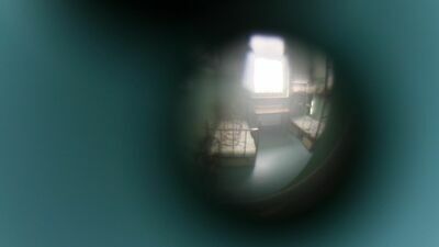 Gdy oddziałowy stanął w drzwiach celi, zobaczył jednego z więźniów leżącego w kałuży krwi