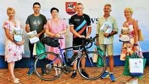 Rowerzyści odebrali upominki - gadżety promocyjne powiatu puławskiego