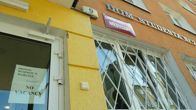 Uniwersytet Medyczny na razie nie przewiduje restrykcji w dostępie do akademików dla osób niezaszczepionych