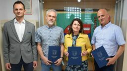 Grzegorz   Paciorek,   Hanna   Padewska   i   Andrzej   Turlewicz   otrzymali   od   wójta   Kamila Lewandowskiego   dokumenty   potwierdzające  powierzenie  im  stanowisk   dyrektorów   szkół podstawowych na nową, pięcioletnią kadencję