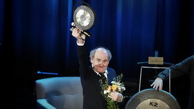 Jan Peszek jest siódmy rok na emeryturze, co w jego przypadku oznacza właściwie jeszcze większą aktywność zawodową

