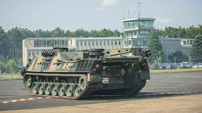 Wojsko stacjonuje już na dawnym lotnisku. MON chce pozyskać więcej terenów 