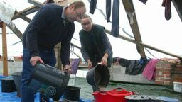 – Z poniedziałku na wtorek położyliśmy się o godz. 22. O 4 zaczęło padać i mąż poszedł na strych. Ja dołączyłam o godz. 6 – opisuje Katarzyna Zarajczyk. Na strychu spędzają całe dnie, bo trzeba wylewać wodę z wiaderek i misek. Pilnować by woda nie przesiąkała i dom nie został jeszcze bardziej zalany.