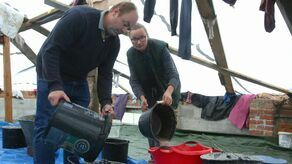 – Z poniedziałku na wtorek położyliśmy się o godz. 22. O 4 zaczęło padać i mąż poszedł na strych. Ja dołączyłam o godz. 6 – opisuje Katarzyna Zarajczyk. Na strychu spędzają całe dnie, bo trzeba wylewać wodę z wiaderek i misek. Pilnować by woda nie przesiąkała i dom nie został jeszcze bardziej zalany.