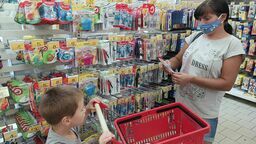 – Szukamy wszystkiego do szkoły, chociaż nie nastawiamy się na to, że zeszyty i długopisy będą wykorzystywane w klasach. Liczymy się z tym, że w tym roku znowu czeka nas zdalna praca w domu lub nauczanie hybrydowe – mówi pani Monika