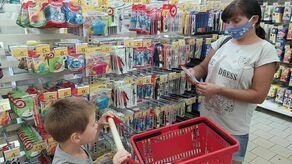 – Szukamy wszystkiego do szkoły, chociaż nie nastawiamy się na to, że zeszyty i długopisy będą wykorzystywane w klasach. Liczymy się z tym, że w tym roku znowu czeka nas zdalna praca w domu lub nauczanie hybrydowe – mówi pani Monika