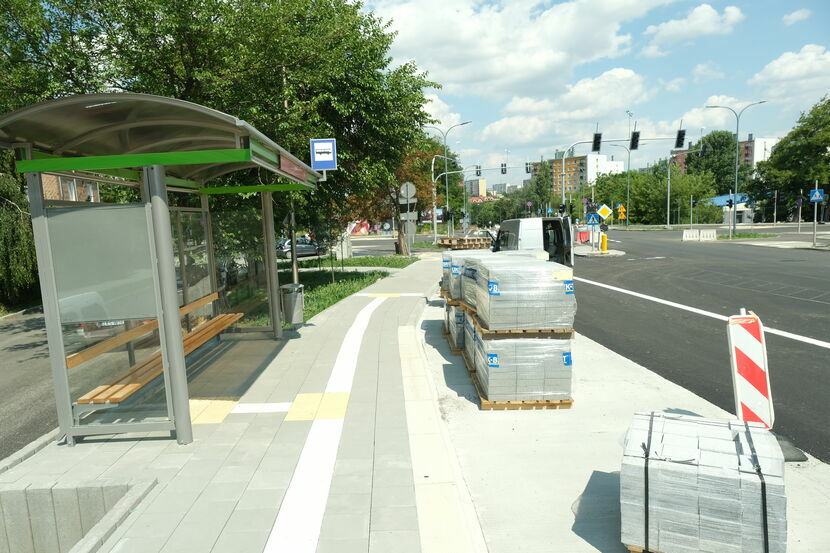 Na ul. Poniatowskiego wyznaczono nawet buspasy, zbudowano także nowy przystanek.