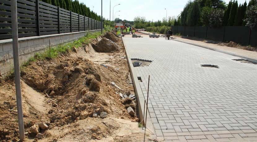 Wśród  poszukiwanych   fachowców   są   m.in.   brukarze   i   pracownicy   budowlani. Na zdjęciu przebudowa ul. Pogodnej w Puławach