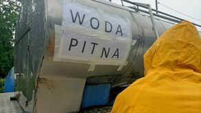 Mieszkańcy otrzymują wodę z beczkowozu