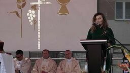 Posłanka Monika Pawłowska na scenie podczas dożynek w Szczebrzeszynie