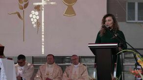 Posłanka Monika Pawłowska na scenie podczas dożynek w Szczebrzeszynie