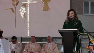 Posłanka Monika Pawłowska na scenie podczas dożynek w Szczebrzeszynie