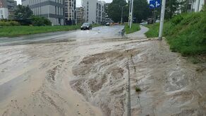 Błotne osuwisko utrudnia przejazd ul. Berylową