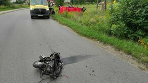 Tyle zostało z motoroweru po zderzeniu z samochodem