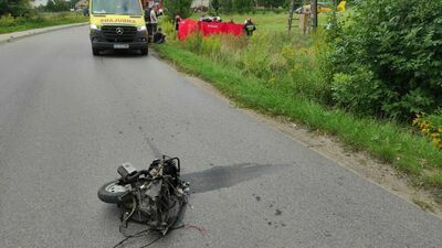 Tyle zostało z motoroweru po zderzeniu z samochodem