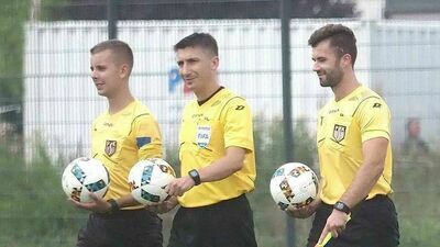 Paweł Gil (w środku) po 25 latach zadecydował się zakończyć karierę sędziowską