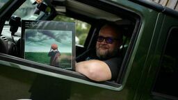 Winyle wymagają większej atencji. Od czasu do czasu trzeba je umyć, trzeba o nie zadbać, trzeba je właściwie przechowywać, trzeba je kochać – mówi Maciej Sikora