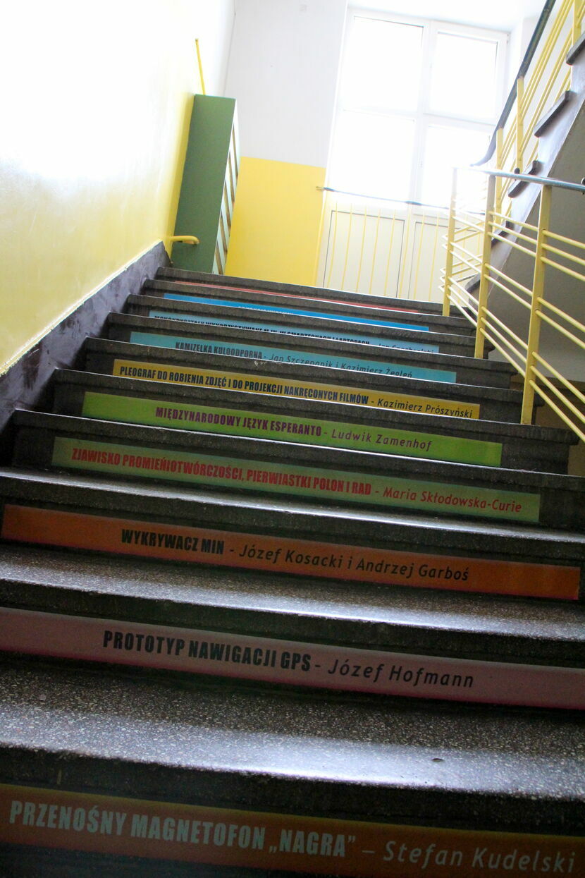 Na szkolnych schodach i korytarzach wkrótce pojawią się uczniowie. Zgodnie z obostrzeniami będą musieli korzystać z masek ochronnych i regularnie dezynfekować ręce