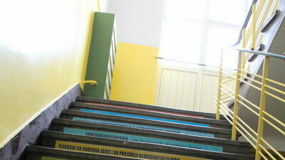 Na szkolnych schodach i korytarzach wkrótce pojawią się uczniowie. Zgodnie z obostrzeniami będą musieli korzystać z masek ochronnych i regularnie dezynfekować ręce