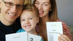 Andrzej, Magdalena i Dawid Fijołkowie z tomikami "Myśli niewypowiedziane"