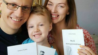 Andrzej, Magdalena i Dawid Fijołkowie z tomikami "Myśli niewypowiedziane"