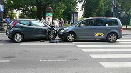 Kolizja w centrum Lublina. Kamera uchwyciła moment zderzenia trzech aut [wideo]