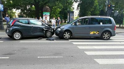 Kolizja w centrum Lublina. Kamera uchwyciła moment zderzenia trzech aut [wideo]