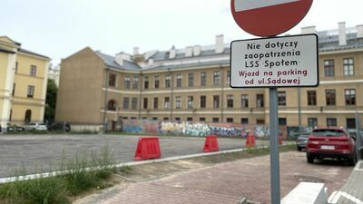 O dawnym supersamie Społem przypomina jeszcze stary znak drogowy