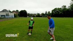 Sędzia usunął z boiska chorego 11-latka, bo grał w czapce. Po nagłośnieniu sprawy pozwał jego matkę do sądu