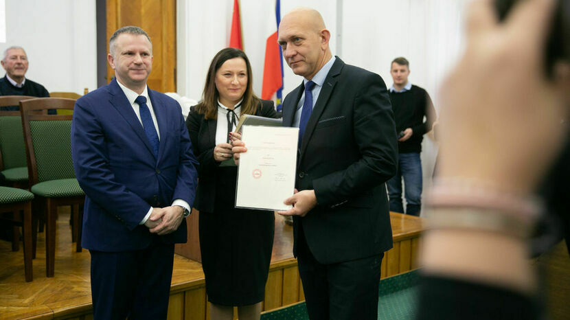 Listopad 2018, radny Piotr Małysz z zaświadczeniem o wyborze na radnego