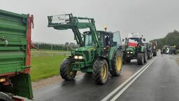 Rolnicy z Agrounii wyjechali na drogi. Będą je blokować przez dwa dni. "To jest wojna o wieś"