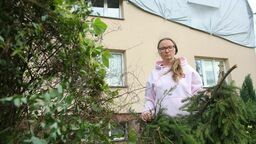 Katarzyna Zarajczyk przed swoim rodzinnym domem w Stasinie. Nawałnica zerwała z niego dach
