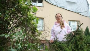 Katarzyna Zarajczyk przed swoim rodzinnym domem w Stasinie. Nawałnica zerwała z niego dach