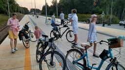 Winda na peronie wciąż nieczynna. "Musieliśmy dźwigać rowery po schodach"