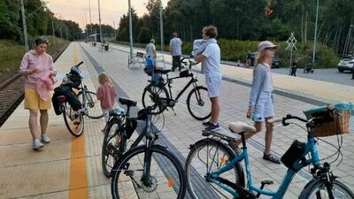 Winda na peronie wciąż nieczynna. "Musieliśmy dźwigać rowery po schodach"