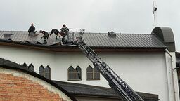 Strażacy u księży Marianów. Podczas wichury został zniszczony dach kościoła [zdjęcia]