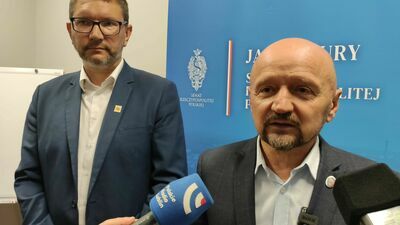 Senator Jacek Bury na dzisiejszej konferencji z radnym Pawłem Kurkiem z Rady Miasta Kraśnik, który przekonywał ile straciło jego miasto na uchwale antyLGBT