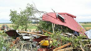 Jedno z gospodarstw ze Stasina, które ucierpiało podczas wtorkowej nawałnicy. Burza przeszła m.in. nad Lublinem i powiatem lubelskim. Właściciele zniszczonego domu, zabudowań gospodarczych i upraw będą się starać o pomoc z budżetu państwa 