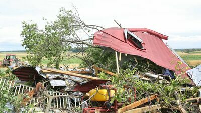 Jedno z gospodarstw ze Stasina, które ucierpiało podczas wtorkowej nawałnicy. Burza przeszła m.in. nad Lublinem i powiatem lubelskim. Właściciele zniszczonego domu, zabudowań gospodarczych i upraw będą się starać o pomoc z budżetu państwa 