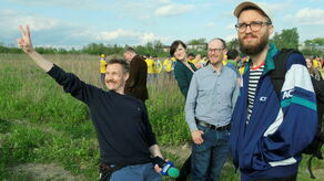 Maj 2021, Szymon Pietrasiewicz (pierwszy w lewej) podczas spotkania ze zwolennikami budowy nowego stadionu żużlowego