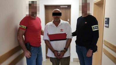 Mężczyzna jest inwalidą i porusza się o kulach lub na wózku