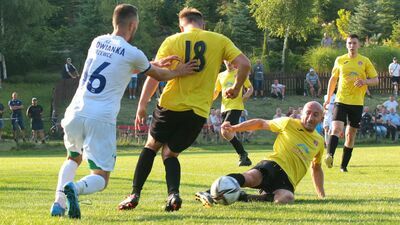 Jacek Paździor (robi wślizg), chociaż ma już 44 lata, to wciąż imponuje formą

