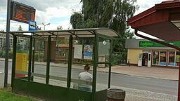 Mieszkańcy skarżą się, że w ostatnim czasie na przystanku dochodzi do zakrapianych alkoholem spotkań z udziałem bezdomnych