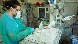 Mimo, że kolejne szpitale umożliwiają porody rodzinne, to niewiele pacjentek z tego korzysta